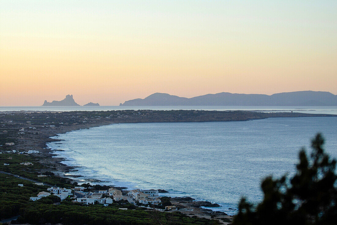 Blick bei Sonnenuntergang auf Es Vedra und einen Teil von Formentera von La Mola aus