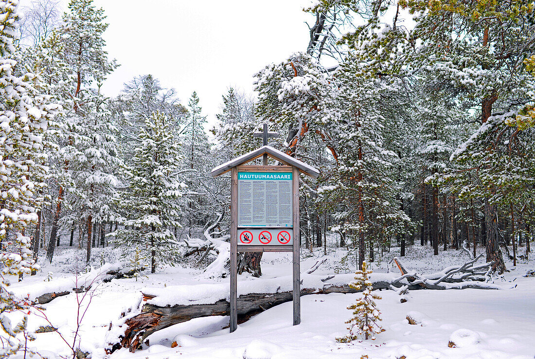 Insel Ukonkivi, eine felsige alte Opferinsel der S?mi. Inari, Lappland, Finnland