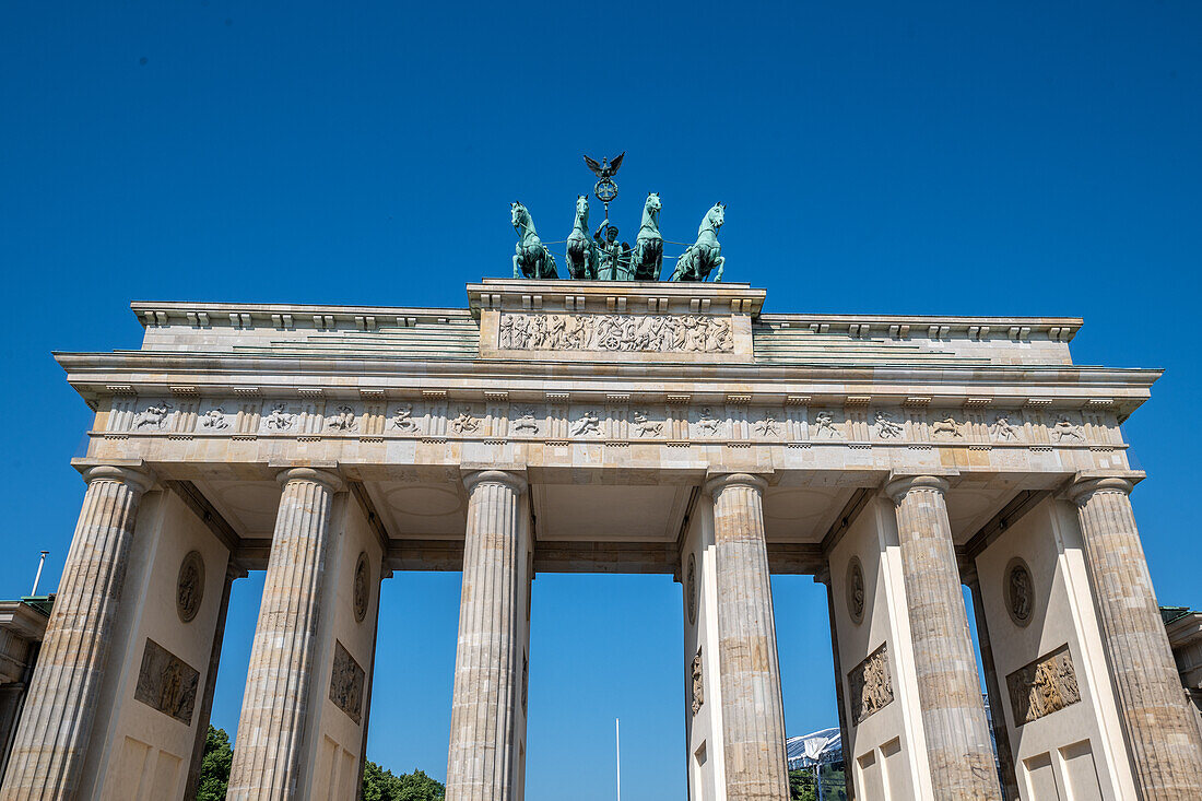 Brandenburger Tor bei Tageslicht in Berlin Deutschland