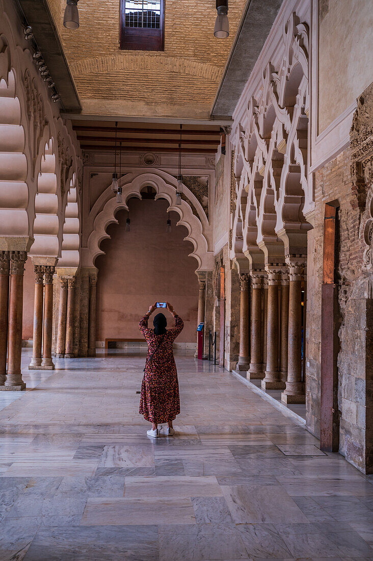 Der Aljaferia-Palast ist ein befestigter mittelalterlicher Palast, der in der zweiten Hälfte des 11. Jahrhunderts in der Taifa von Zaragoza in Al-Andalus, dem heutigen Zaragoza, Aragonien, Spanien, erbaut wurde