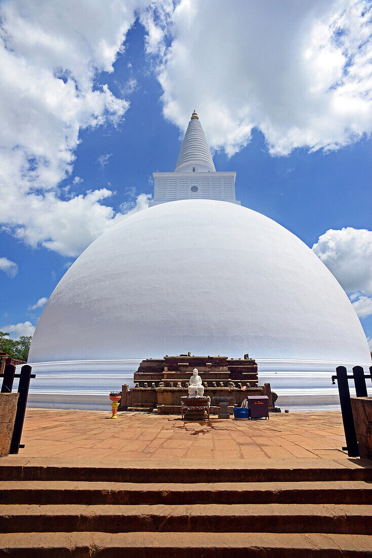 Der alte Altar der Mirisawetiya-Stupa mit der modernen Statue des meditierenden Buddha, Anuradhapura