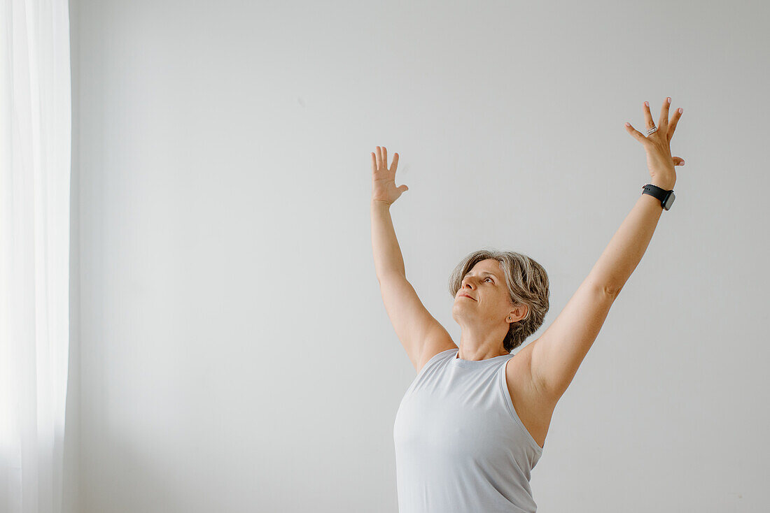 Frau übt Yoga zu Hause