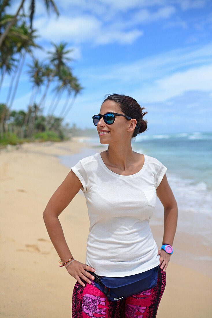 Junge Frau am Strand zwischen Weligama und Ahangama, Sri Lanka