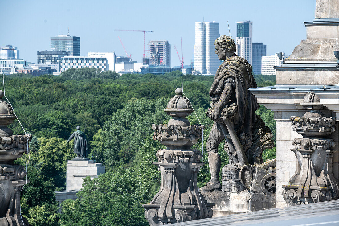 Skulptur auf dem Dach des Reichstagsgebäudes in Berlin, Deutschland