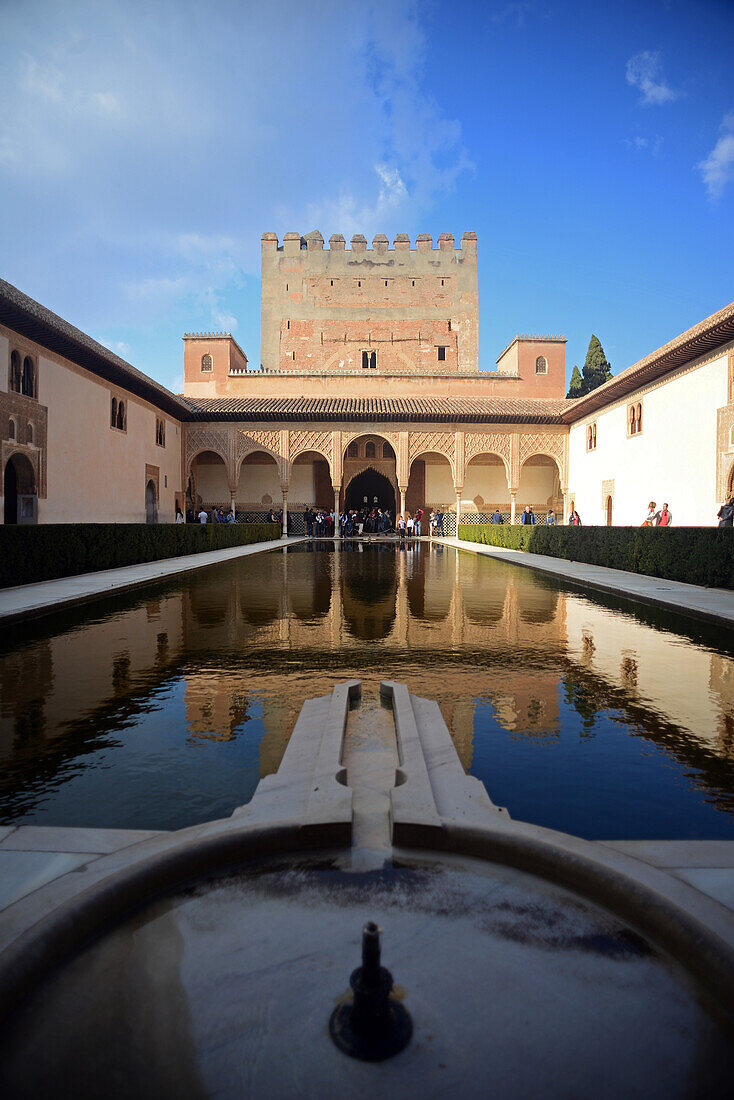 Hof der Myrten (Patio de los Arrayanes) in den Nasridenpalästen der Alhambra, einem Palast- und Festungskomplex in Granada, Andalusien, Spanien