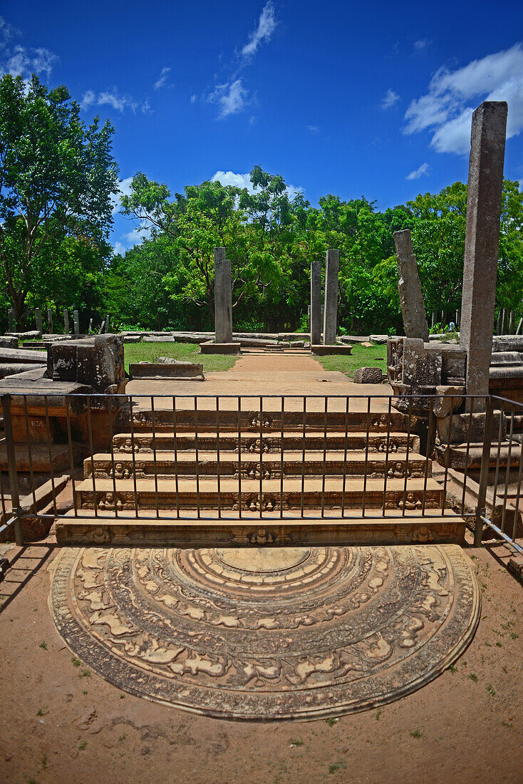 Mondstein in den Ruinen des Ratnaprasada oder Juwelenpalastes in Anuradhapura, Sri Lanka