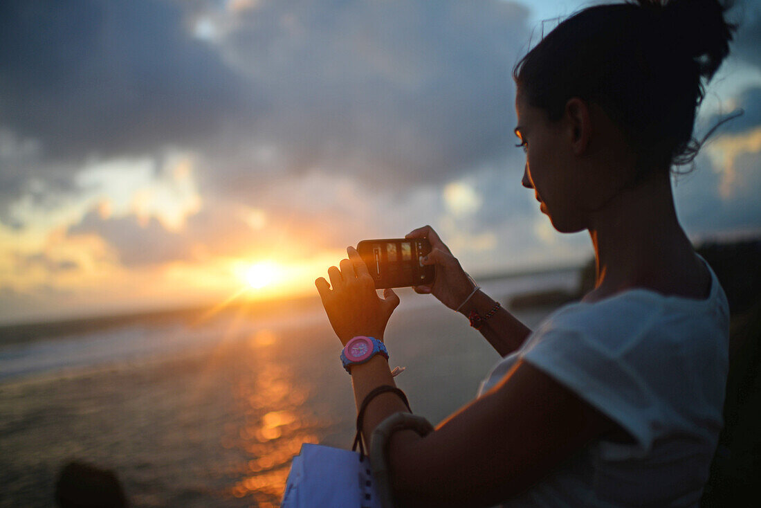 Junge Frau macht ein Foto mit dem Handy im Galle Fort, Altstadt von Galle, UNESCO-Weltkulturerbe, Sri Lanka