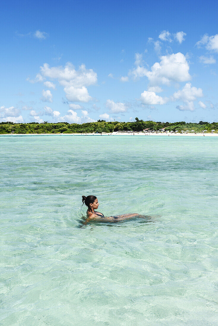 Junge Frau am Strand von Kondoi, Insel Taketomi, Präfektur Okinawa, Japan