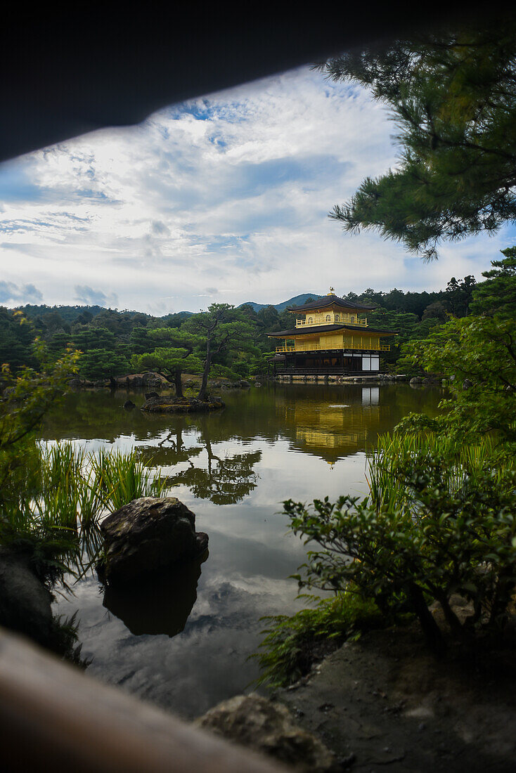 Der Kinkaku-ji, offiziell Rokuon-ji genannt, ist ein buddhistischer Zen-Tempel in Kyoto, Japan