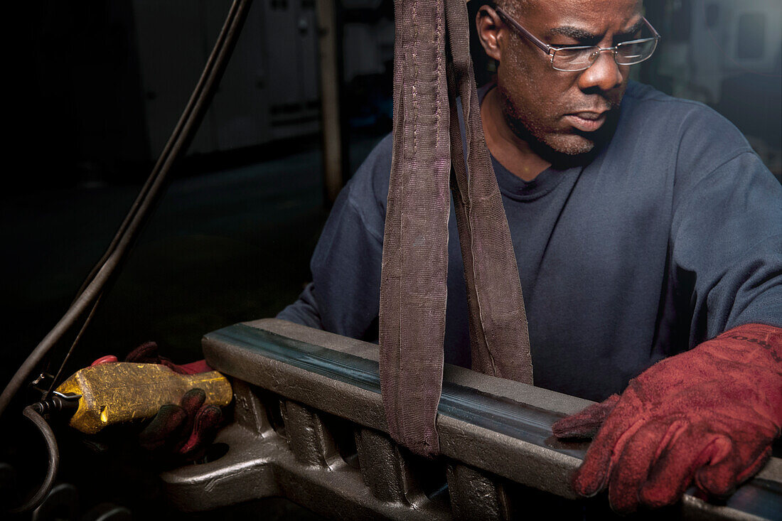 Lifting up a rack bar to be machined