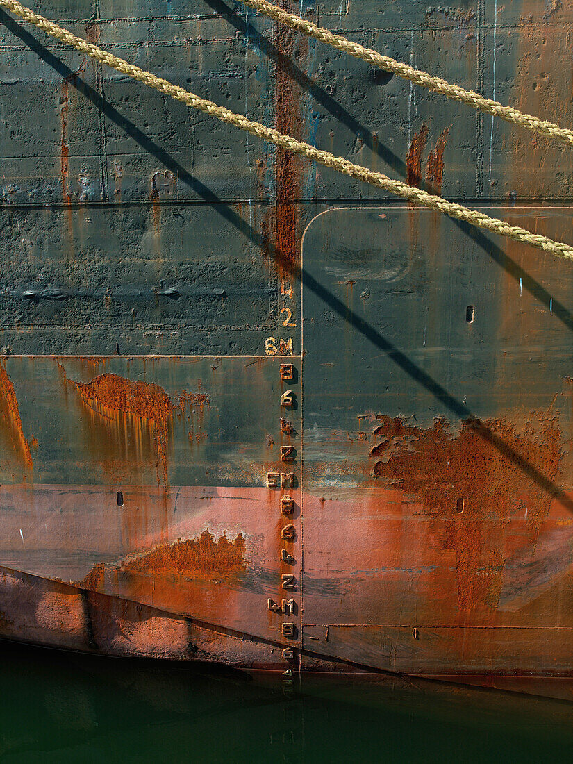 Mooring rope and water marks on barge