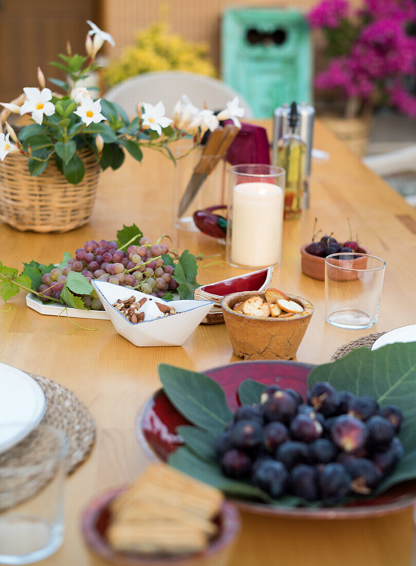 Snacks und Blumen auf dem Tisch