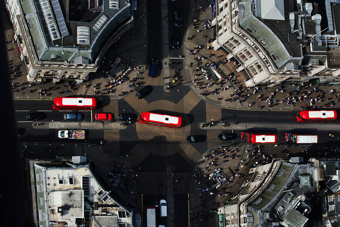 UK, London, Luftaufnahme des Verkehrs auf dem Oxford Circus