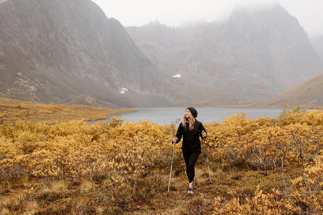 Kanada, Yukon, Whitehorse, Frau beim Wandern in einer Berglandschaft