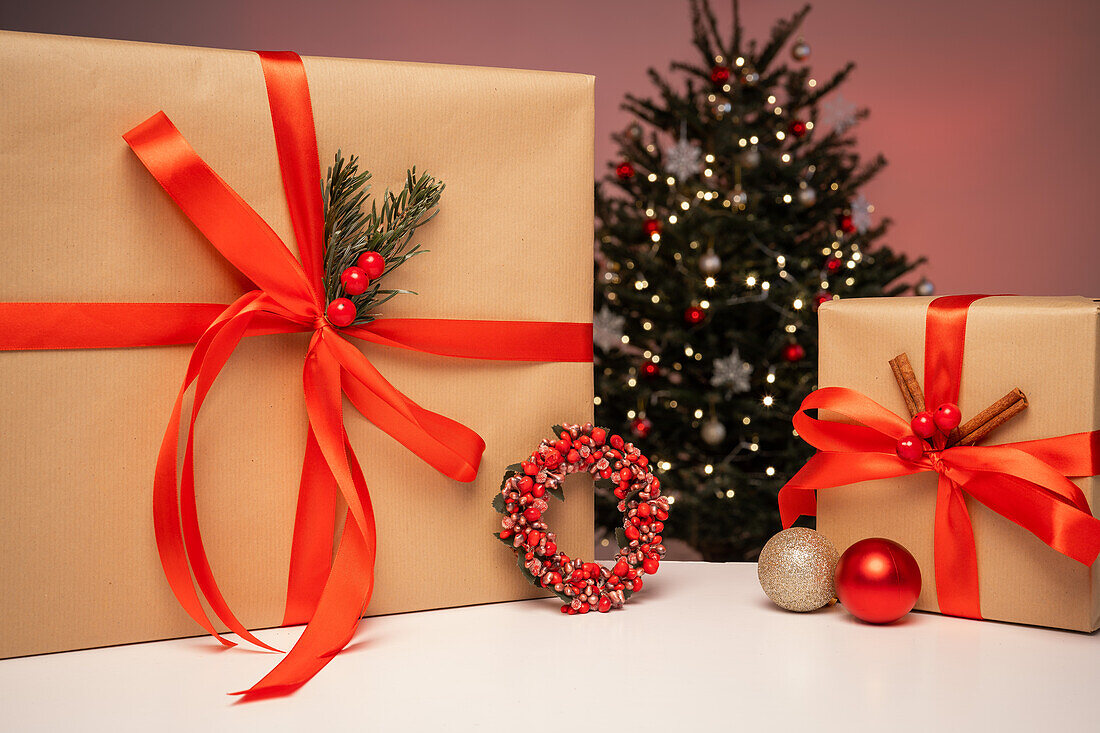 Weihnachtsgeschenkboxen und Dekoration