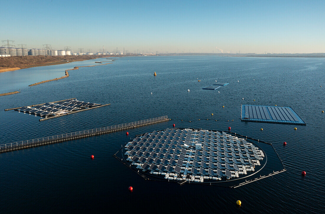 Niederlande, Zuid-Holland, Rotterdam, Schwimmende Sonnenkollektoren im See