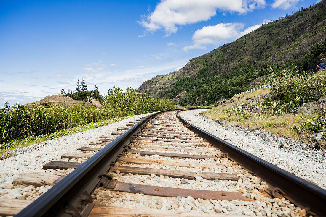 USA, Alaska, Eisenbahnschienen in den Bergen