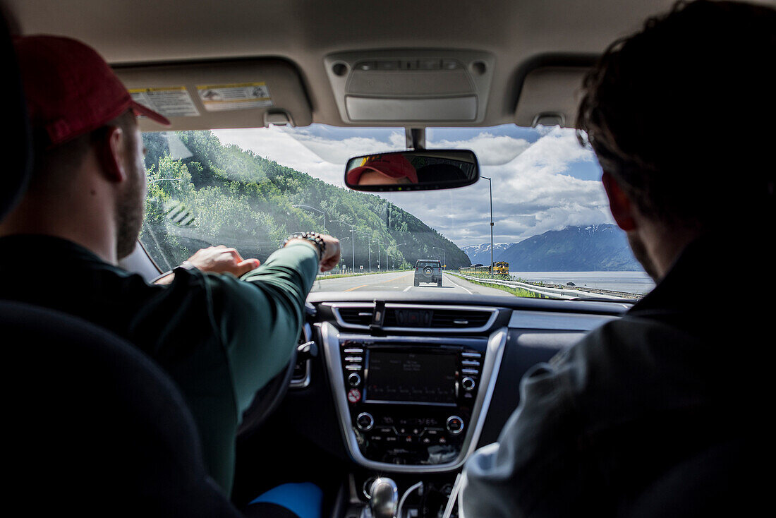 USA, Alaska, Rückansicht von zwei Männern im Auto im Kenai Fjords National Park