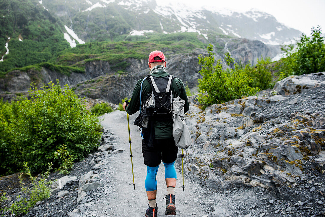 USA, Alaska, Rückansicht eines Wanderers auf einem Wanderweg im Denali-Nationalpark