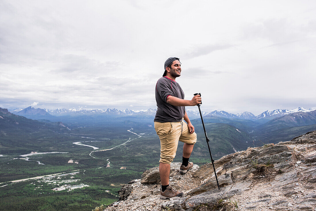 USA, Alaska, Lächelnder Wanderer auf einem Berggipfel im Denali-Nationalpark