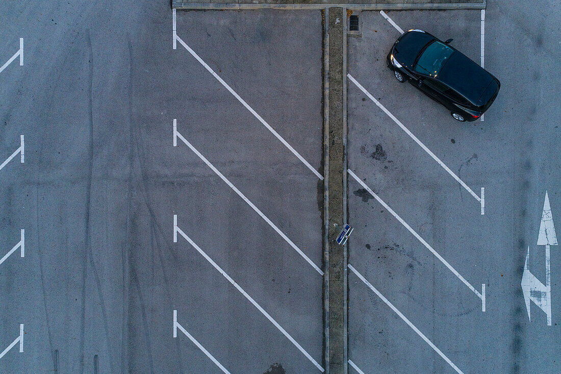 Portugal, Lissabon, Blick von oben auf ein einzelnes Auto auf einem Parkplatz