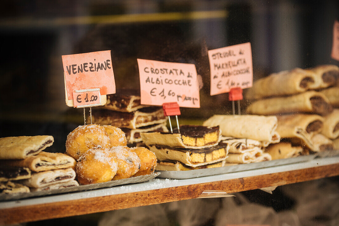 Italien, Venetien, Burano, Traditionelle italienische Kuchen in der Auslage einer Bäckerei