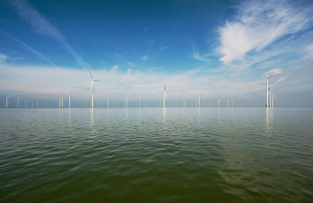 Niederlande, Friesland, Breezanddijk, Offshore-Windkraftanlagen