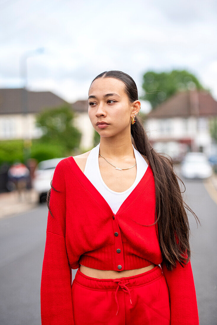 UK, London, Porträt einer Frau in roter Kleidung auf der Straße
