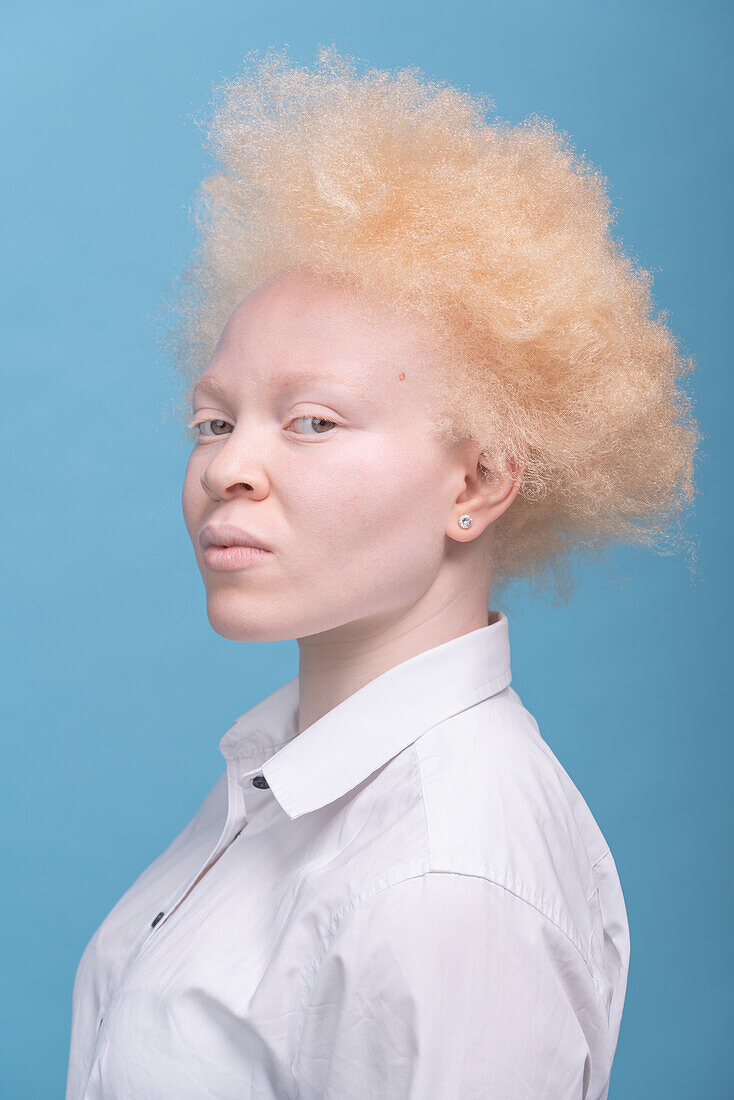 Studioporträt einer Albino-Frau im weißen Hemd