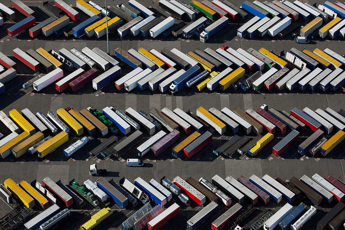 UK, Essex, Purfleet Docks, Aerial view of shipping containers