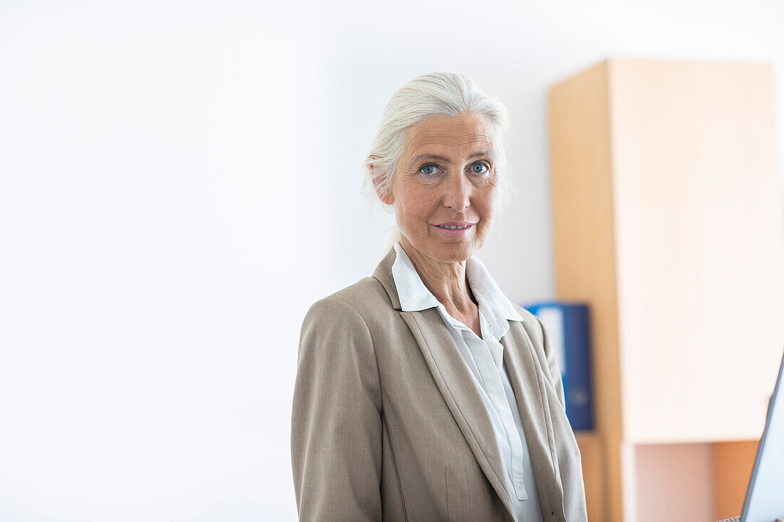 Porträt einer reifen Geschäftsfrau im Büro