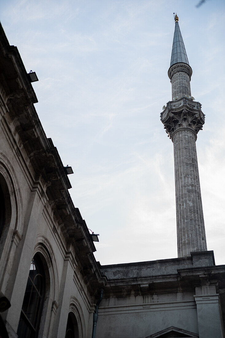 Türkei, Istambul, Blick von unten auf das Minarett