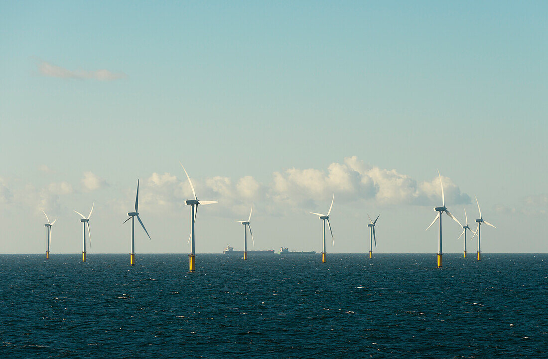 Offshore-Windpark und Containerschiffe auf der Nordsee