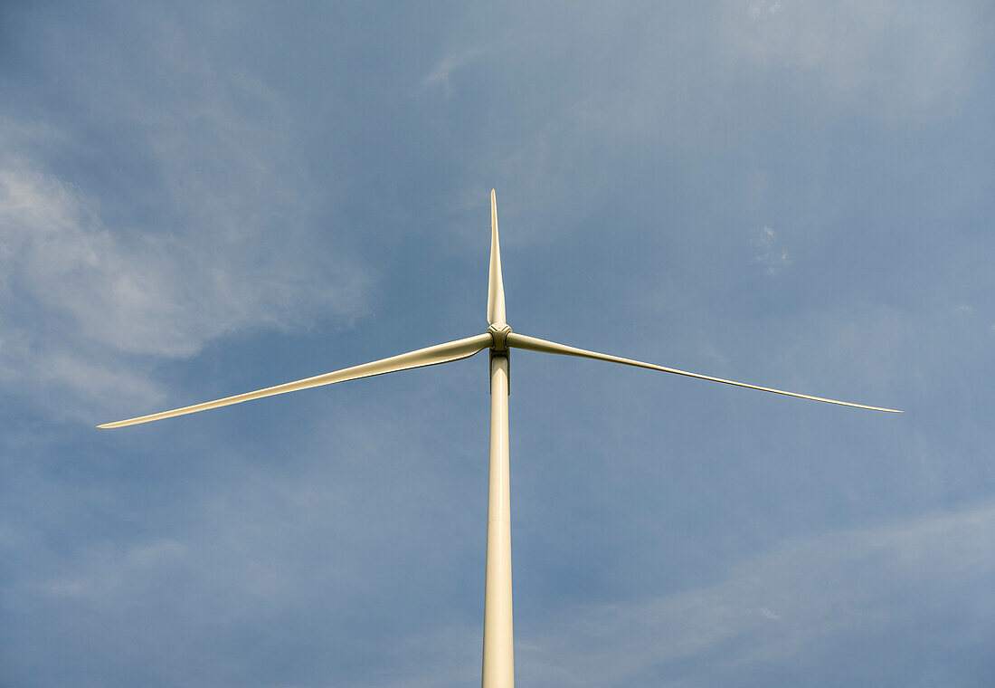 Windturbine gegen den Himmel