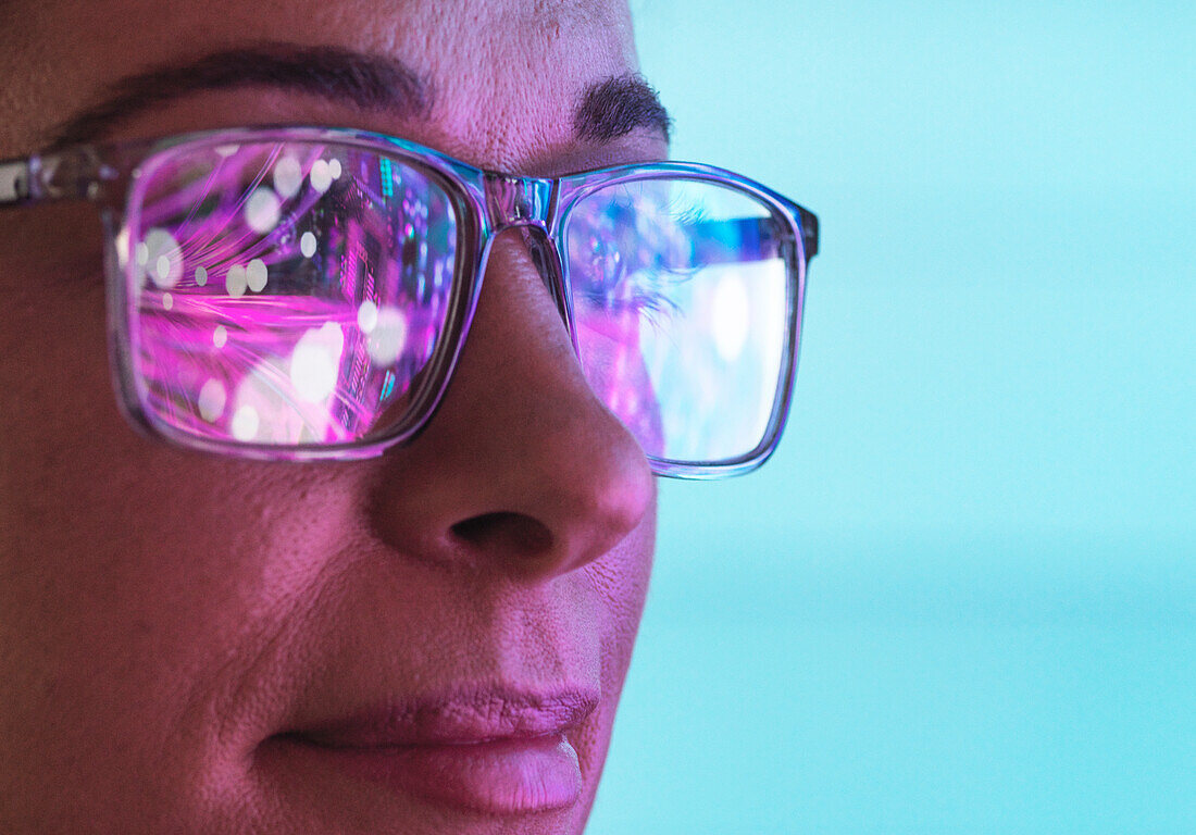 Futuristische Spiegelungen in der Brille eines Wissenschaftlers