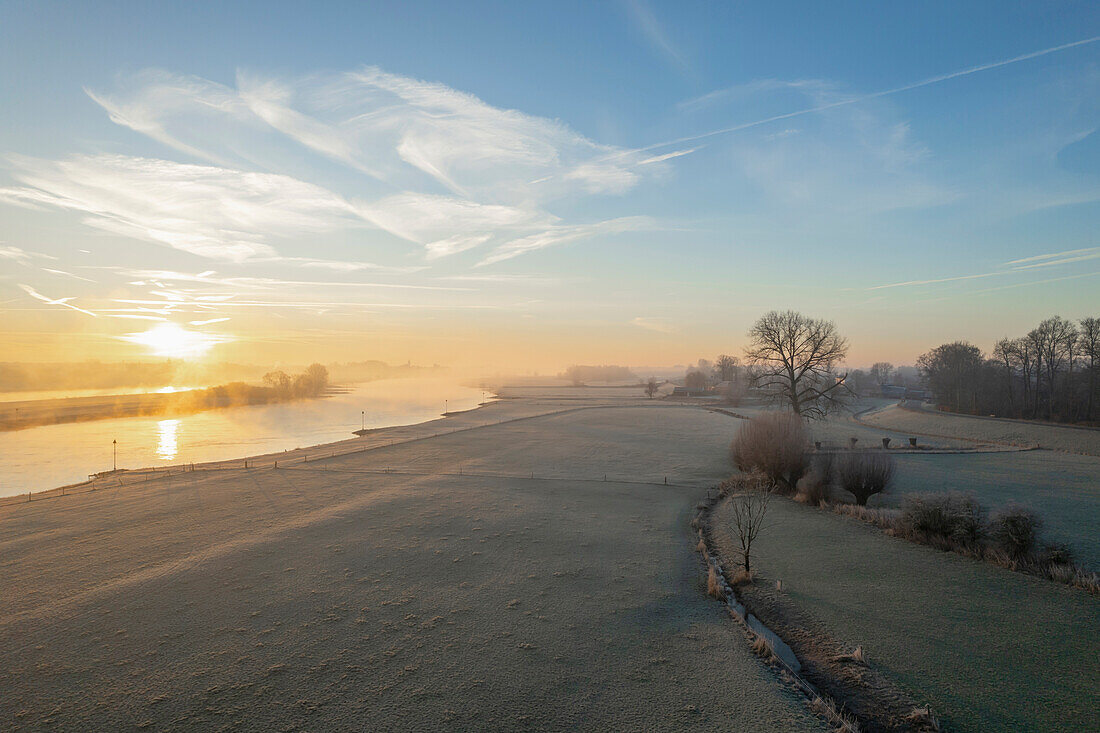 Niederlande, Gelderland, Überschwemmungsgebiete und Fluss IJssel am kalten Morgen