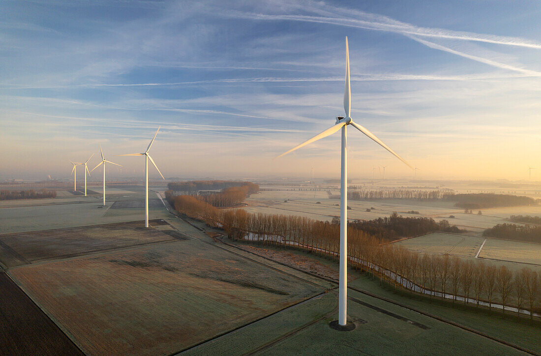 Niederlande, Noord-Brabant, Windkraftanlage an einem kalten und nebligen Morgen