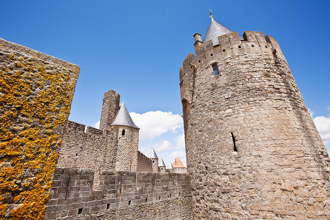 Schloss und Festungsmauern der doppelwandigen Burg; Carcassonne, Languedoc-Rousillion, Frankreich