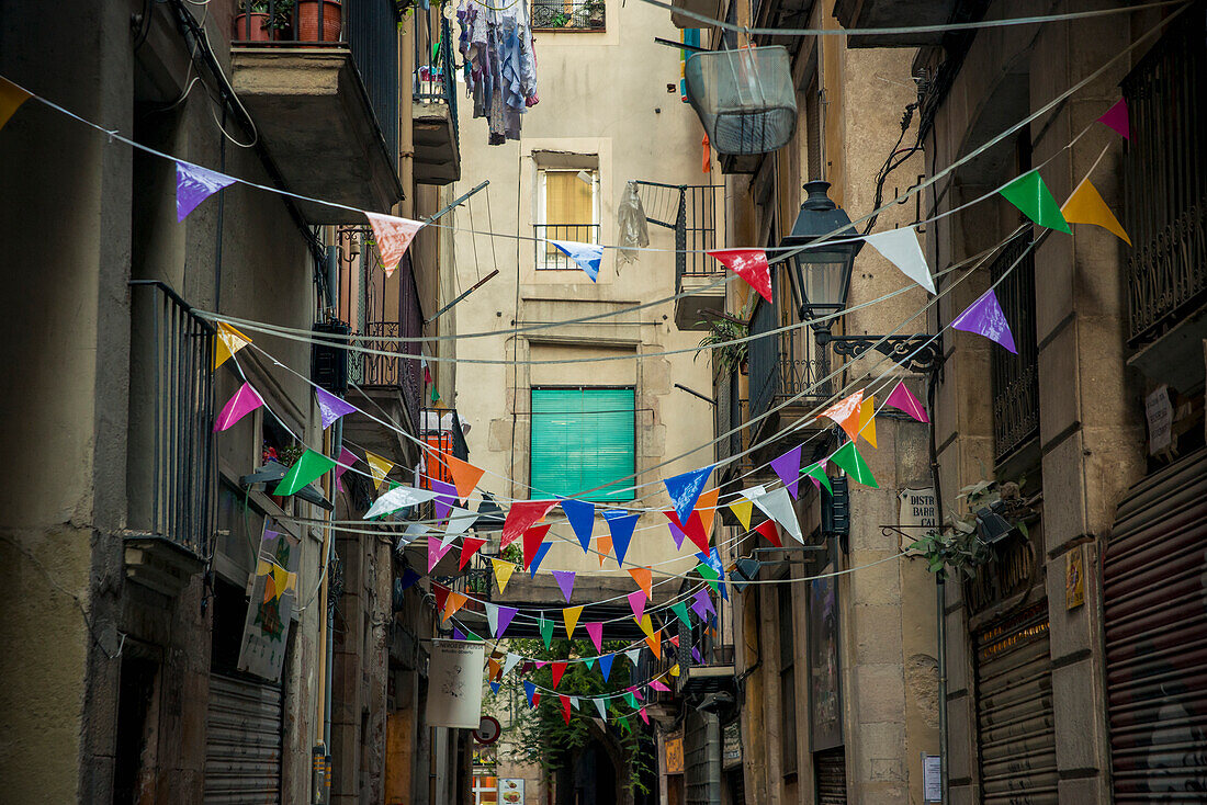 Bunte Fähnchen schmücken eine Straße; Barcelona, Katalonien, Spanien