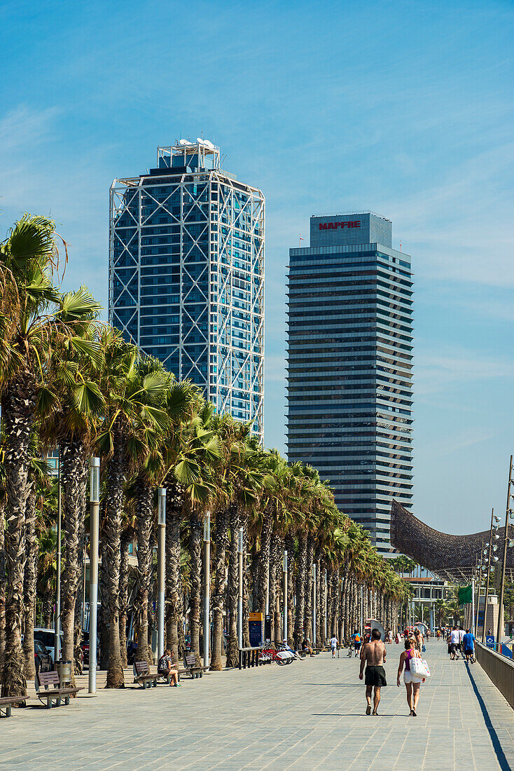 Fußgänger auf der Promenade des Strandes Barceloneta mit Blick auf Wolkenkratzer; Barcelona, Katalonien, Spanien