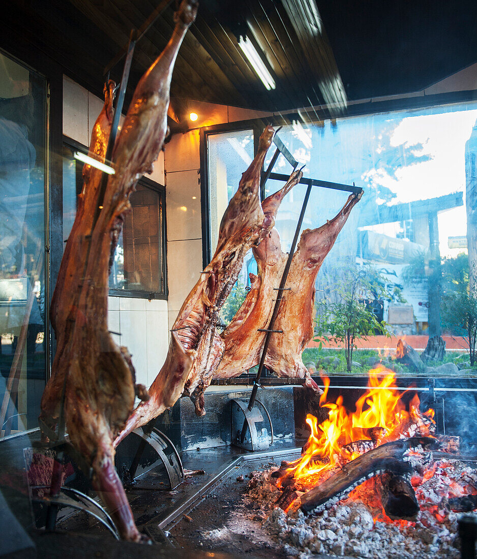 Lämmer am Spieß gebraten; El Calafate, Argentinien