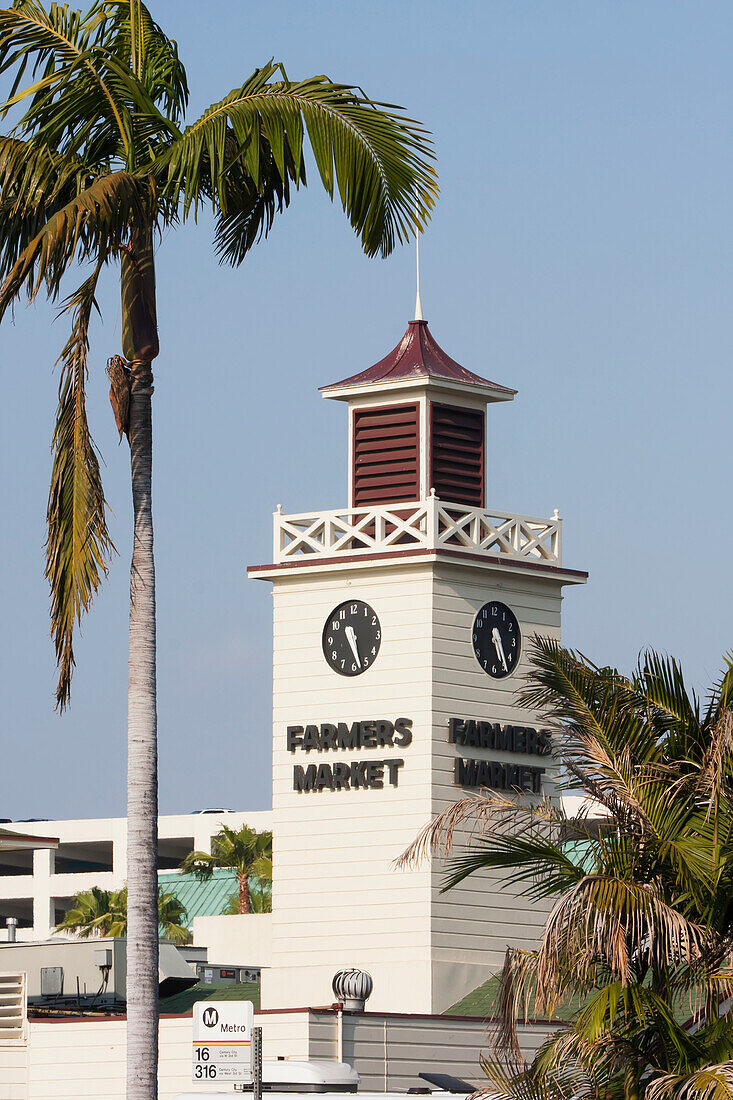 Uhrenturm auf einem Farmers Market Gebäude; Kalifornien, Vereinigte Staaten von Amerika