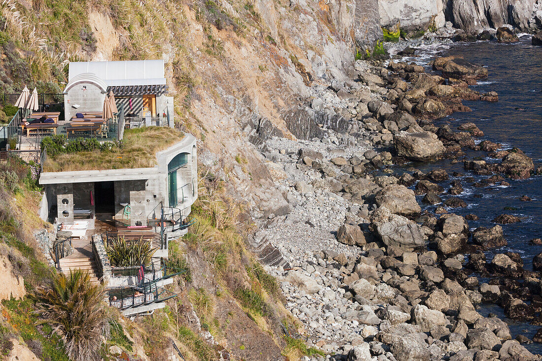 Ein Haus auf einem Bergrücken entlang der felsigen Küste; Kalifornien, Vereinigte Staaten von Amerika