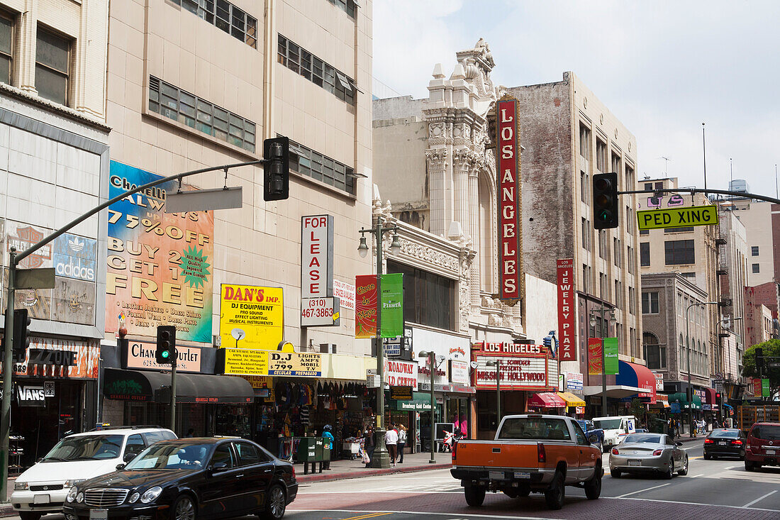 Belebte Straße mit bunten Schildern an Gebäuden; Kalifornien, Vereinigte Staaten von Amerika