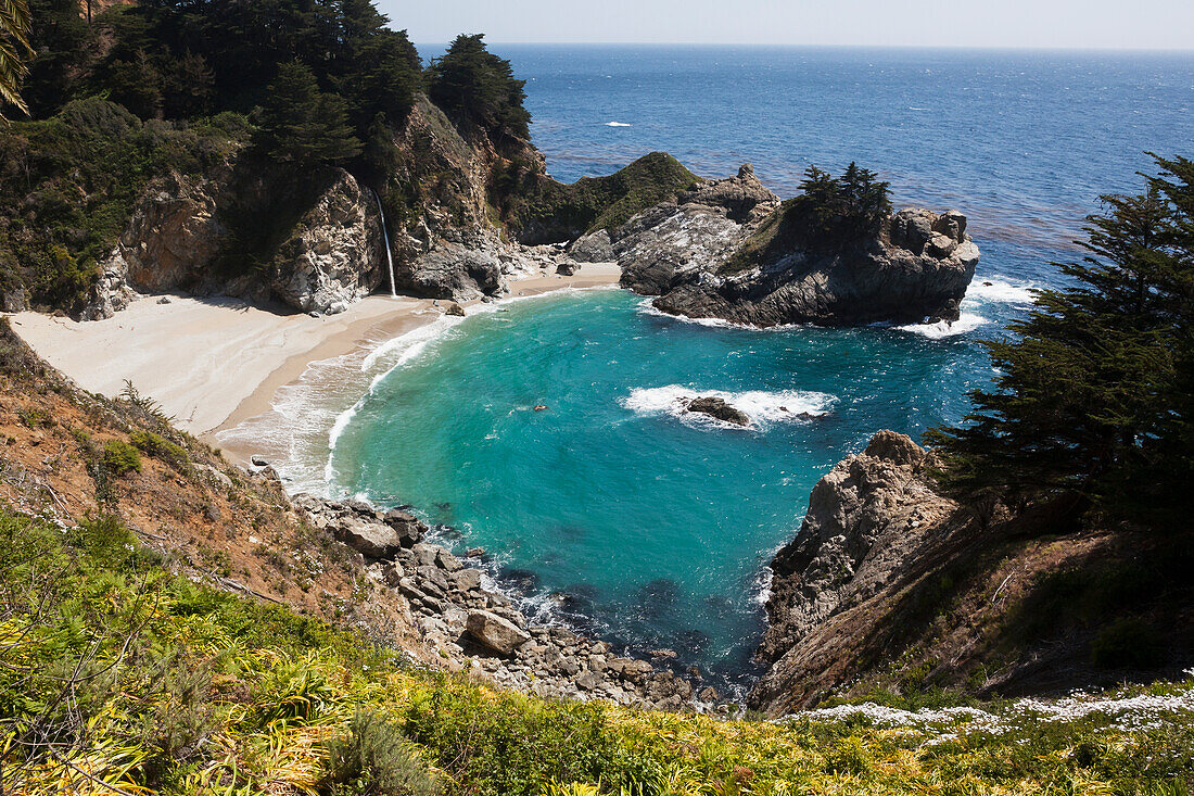 Ein abgelegener Strand entlang der zerklüfteten Küstenlinie; Kalifornien, Vereinigte Staaten von Amerika