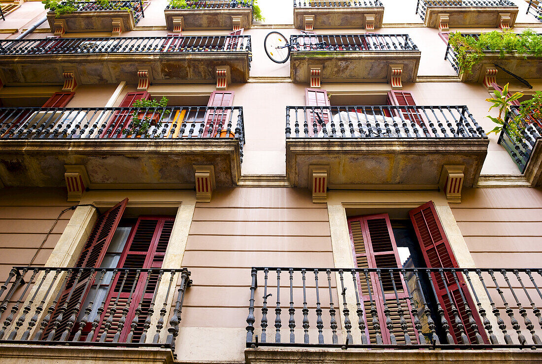 Niedriger Blickwinkel auf Rollladentüren auf Balkonen; Barcelona, Spanien