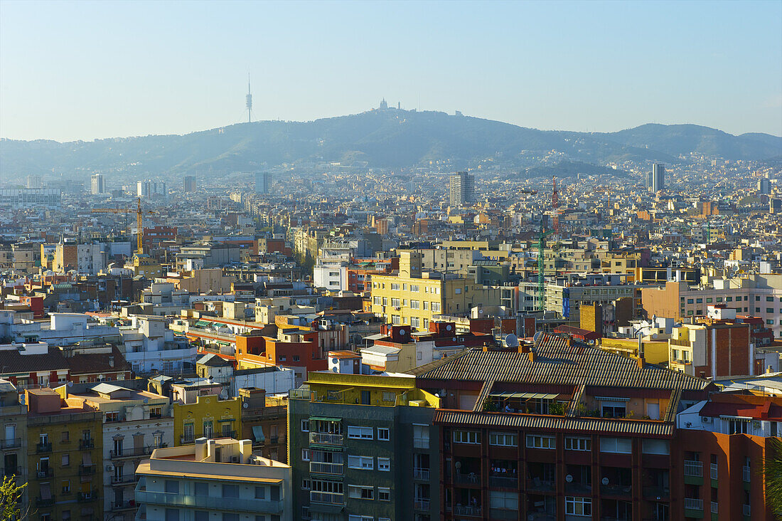 Stadtbild von Barcelona mit Bergen in der Ferne; Barcelona, Spanien