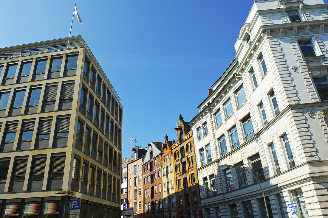 Wohn- und Bürogebäude unter blauem Himmel; Hamburg, Deutschland