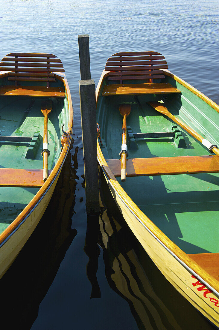 Hölzerne Ruderboote an einem Kanal; Hamburg, Deutschland