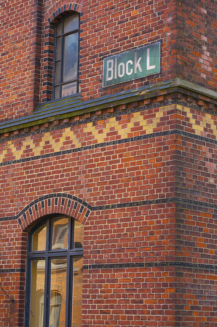 Ecke eines Backsteingebäudes mit einem Schild für Block L; Hamburg, Deutschland